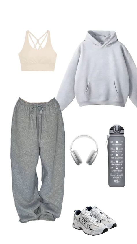 Grey sweatpants straght fit, grey pullover, new balance 530, apple, wateebottle,sportsbra Outfit Grey Sweatpants, Gray Gym Outfit, 530 Outfit, New Balance 530 Outfit, Outfit Grey, Grey Sweatpants, Grey Pullover, Gym Outfit, New Balance