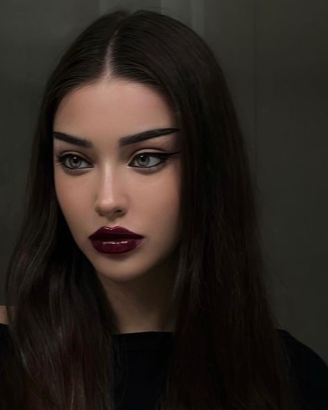 Isa on Twitter: "🖤🧛🏼‍♀️ https://t.co/mYBO28YyoS" / Twitter Isabelle Rose, Feminine Makeup, Vampy Makeup, Dark Makeup Looks, Vampire Makeup, Witch Makeup, Makeup Guide, Dark Makeup, Grunge Makeup