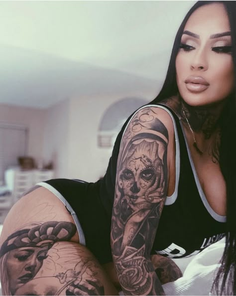 Chula Tattoo, Mexican Jeans, Females With Tattoos, Gangster Aesthetic, Gangster Clown, Gangster Tattoo, Horrible Tattoos, Painless Tattoo, Girl With Tattoos