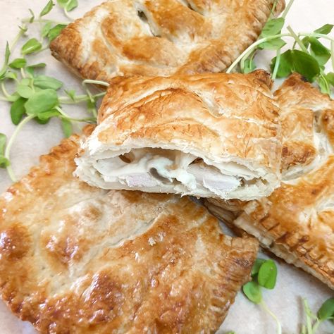 Chicken and mushroom bakes with puff pastry Chicken And Mushroom Bake, Chicken Pasties, Mushroom Bake, Awesome Sandwiches, Cheese Puffs Recipe, Mushroom Dishes, Puffed Pastry, Chicken And Mushroom Pie, Chicken Empanadas