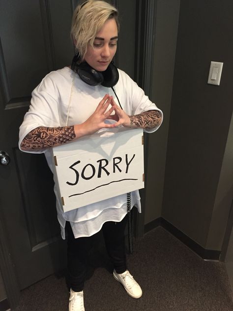 Justin Beiber Halloween Costumes, Justin Beiber Costumes, Music Artist Halloween Costumes, Costumes Beginning With J, Justin Bieber Halloween Costume, Music Artist Costume Ideas, Easy Celebrity Costumes, Celebrity Dress Up Day At School, Singer Costume Ideas