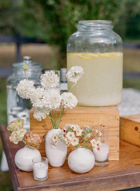 Wedding Buffet Table Ideas Decor, Delicate Wedding Decor, Chic Garden Party, Garden Wedding Details, Simple Chic Wedding, White Garden Party, Mountain Chic Wedding, Simple Garden Wedding, Backyard Garden Wedding