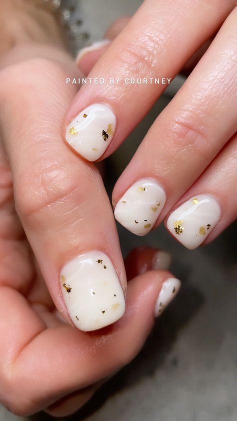 White Nails With Gold Flakes, Gold Flake Nails, Gold Leaf Nails, Nail Art Designs For Beginners, White Nails With Gold, Nail 2023, Easy Nail Art Designs, Art Designs Ideas, Best Nail Art