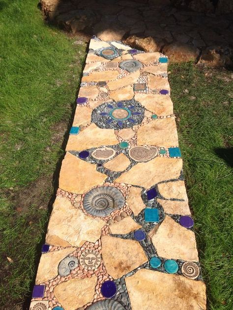 Mosaic Walkway, Moderne Have, Architecture Villa, Mosaic Garden Art, Village Photography, Garden Walkway, Stone Pathway, Landscaping With Large Rocks, Rock Garden Landscaping