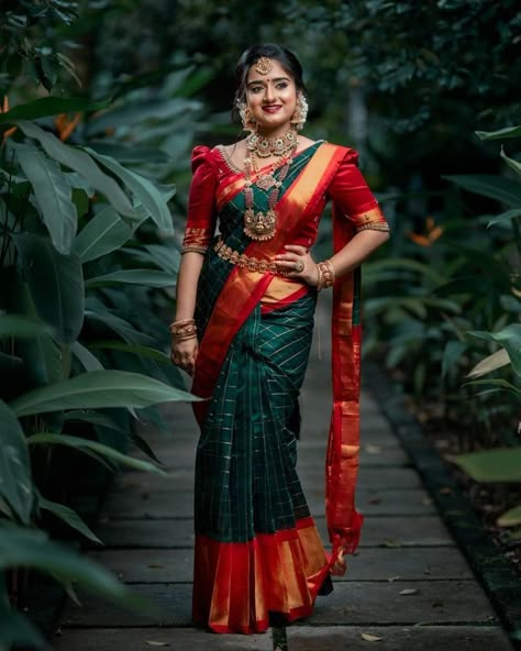 Kerala Bride Poses, Puberty Poses, Long Hair Bridal Styles, Bridal Saree Blouse Designs, Bridal Saree Blouse, Long Hair Bridal, Saree Ceremony, Single Poses, South Indian Bride Saree