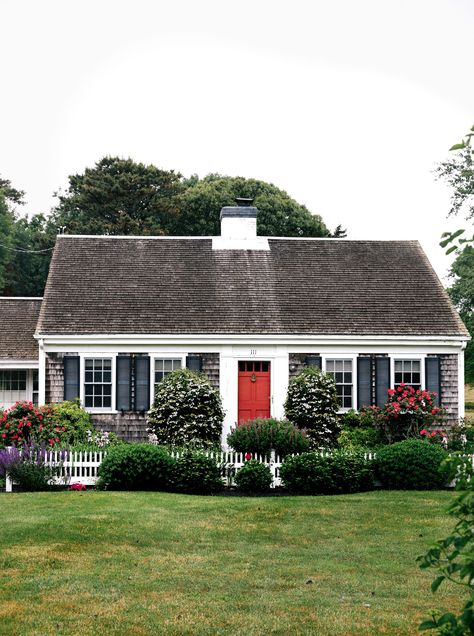 Cape Style Exterior, Cape Cod Shingle House Exterior, Cape Cod Front Steps, Cape Cod Fence, Cape Cod Fourth Of July, Cape Cod Homes Exterior, New England Cape Cod House, Mid Century Cape Cod, New England Style Home Exterior