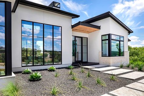 Modern Dogtrot House, Country House Exterior, Contemporary Bungalow, Modern Exteriors, Modern Home Designs, Contemporary Modern House, White Exterior Houses, Mid Century Exterior, Hill Country Homes