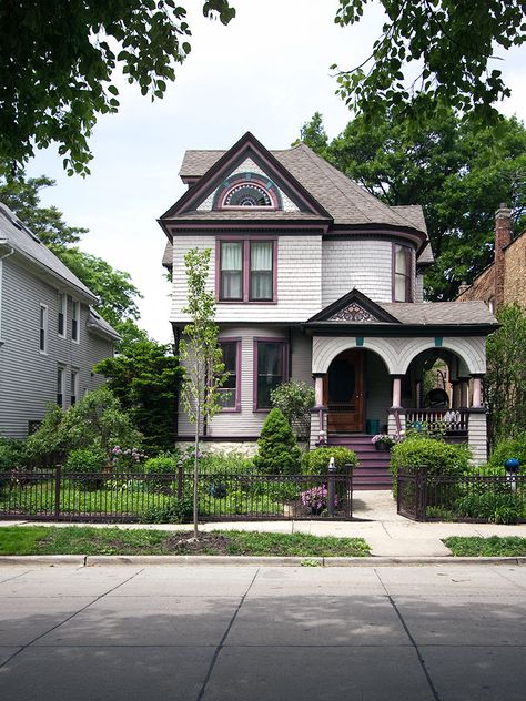 Victorian Small House, Modern Victorian Exterior, Victorian Landscaping, Victorian Home Exterior, Queen Anne Victorian House, Victorian Hall, Victorian Homes Exterior, Victorian Exterior, Victorian Style Homes