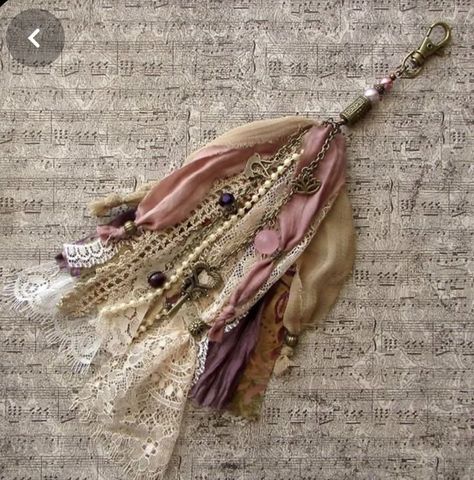 Boho Bag Charm, Purse Charms Diy, Tassels Tutorials, Tassel Crafts, Tassel Bag Charm, Shabby Chic Boho, Silk Purse, Shabby Chic Crafts, Diy Tassel