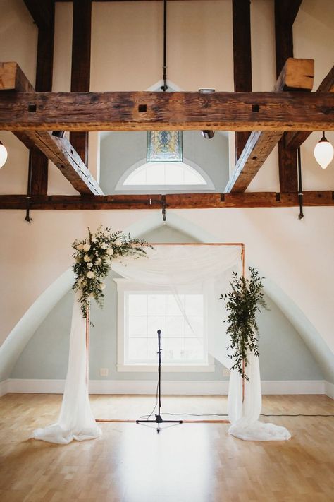 Minimal Wedding Arch Decor, Square Wedding Alter, Minimilastic Wedding Decor, Minimalistic Wedding Alter, Wedding Ideas Minimal, Elegant Arch Wedding, Minimal Wedding Decor Ceremony Backdrop, Minimal Wedding Arch Ideas, Simple Indoor Wedding Ceremony Decor