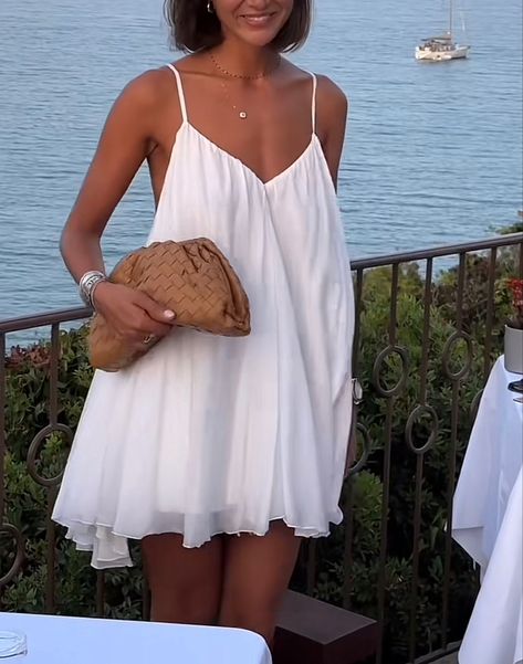 Beach Classy Outfit, Boat Trip Outfit Summer, Classy Beach Outfit, White Dress Outfit Summer, Resort Wear Dresses, White Ruffle Dress, Warm Weather Outfits, Outfit Trends, Summer Dress Outfits