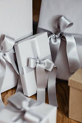 Grey Wrapping Paper, Christmas Presents For Brother, Presents For Brother, Xmas Wrapping, Christmas Wrapping Ideas, Elegant Gift Wrapping, Diy Christmas Presents, Wedding Gifts Packaging, Wedding Gift Wrapping