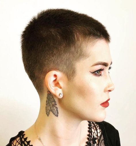 Buzz Cut Girls Who Inspire You to Cut Locks Dramatically Buzz Haircut, Buzz Cut Women, Super Short Haircuts, Buzz Cut Hairstyles, Half Shaved Hair, Buzzed Hair, Tomboy Hairstyles, Buzz Cuts, Really Short Hair