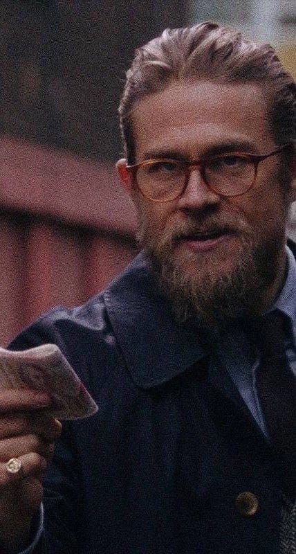 Guy Ritchie Aesthetic, The Gentlemen Movie Wallpaper, The Gentlemen Wallpaper, The Gentlemen Aesthetic, The Gentlemen Movie Style, Charlie Hunnam Wallpaper, Charlie Hunnam Aesthetic, Men Glasses Aesthetic, Gentlemen Wallpaper