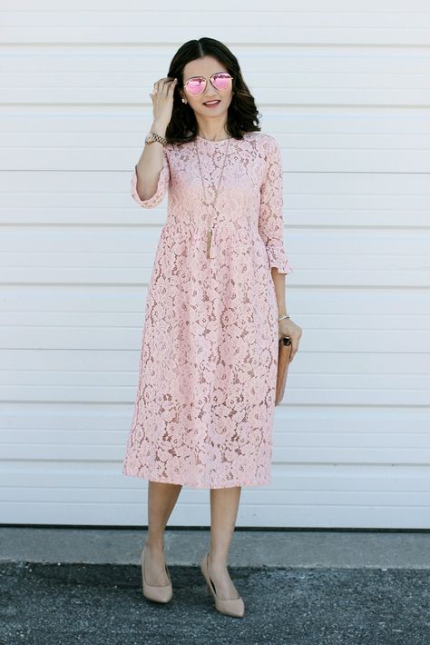 Pink Lace Dress Outfit, Pink Lace Midi Dress, Cute Lace Dresses, Sunglasses Chanel, Lace Dress Casual, Midi Dress Pink, Pink Lace Dress, Frock Fashion, Linen Dress Women