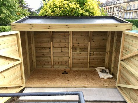 Living Roof Bike Shed, Pallet Bike Shed Diy, Green Roof Diy, Shed Green Roof, Bike Shed Ideas, Garden Bike Storage, Green Roof Project, Bicycle Storage Shed, Outdoor Bike Storage