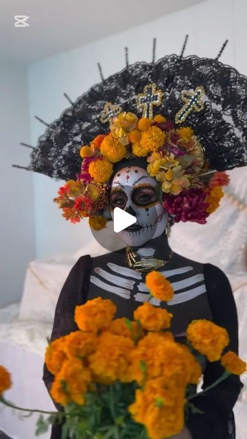 Betsy Builds Betsy Huynh on Instagram: "@vasilvana1 quiso una corona con flor natural y aunque fue un reto logré hacerla. Amamos. 
#catrina #catrinacrown #coronacatrina" Fun Fall Decor, Day Of The Dead Party, Fun Office, Spooky Party, Halloween Gif, Holiday Halloween, Head Pieces, Heavy Lifting, October 31