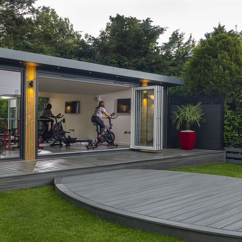 Patio Gym Ideas, Garden Gym Ideas, Backyard Office Shed, Gym Shed, Garden Gym, Luxurious Backyard, Pool House Decor, Backyard Gym, Small Backyard Design Ideas