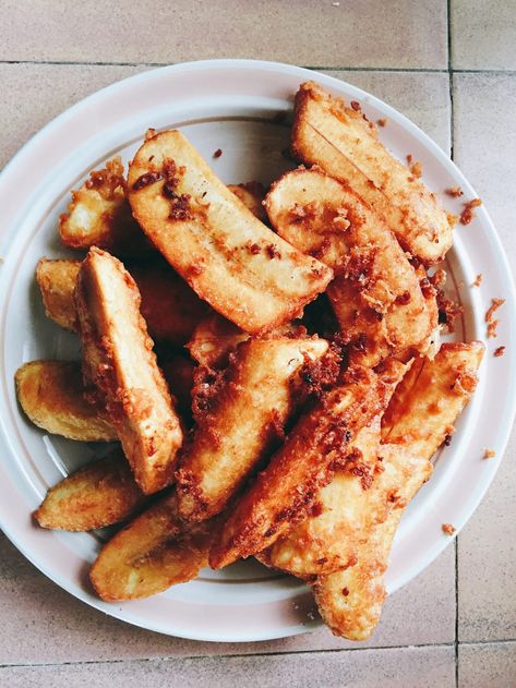 Banana Fries, Fried Banana Peppers, Easiest Snacks, Fried Banana Recipes, Banana Recipe, Fried Bananas, Southern Fried Chicken, Food Snack, Snacks To Make