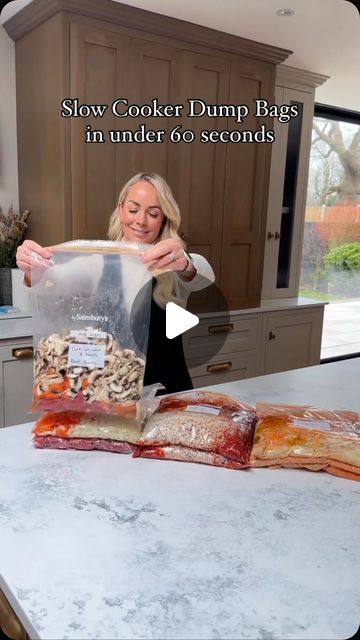 Tips for Busy Mums & Dads on Instagram: "Posted @withregram • @mrsemilynorris Whenever I use my slow cooker I feel like supermum 🦸🏼‍♀️  If you are a busy working parent, about to have a baby or renovating - you need to try making slow cooker dump bags!  You can spend an afternoon doing this and have easy family dinners for weeks. Today I made: 3 x Beef Bourguignon, 3 x Turkey Chilli and 3 x Veggie Curry.   My favourite is the beef beef bourguignon because it’s so simple with no pre cooking required. Save this recipe and let me know if you try it. 🥘   Recipe to make one dinner for 4-5 people (I bought ingredients x 3 the below):  500g stew meat 500g mushrooms 1 onion, diced ½ cup apple juice 1 tablespoon beef stock base (I like Knorr slow cooked beef stock)  2 teaspoons salt 1 teaspoon b Dump Bags Slow Cooker Uk, Slow Cooker Dump Bags, Dump Bags Slow Cooker, Slow Cooker Dump Meals, Dump Bags, Turkey Chilli, Working Parent, Slow Cooked Beef, Busy Mum