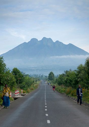 Mishanana Rwanda, Trojan Women, African Life, Road Pictures, Eric Lafforgue, Beautiful Roads, Life Vision Board, Islamic Paintings, Open Road