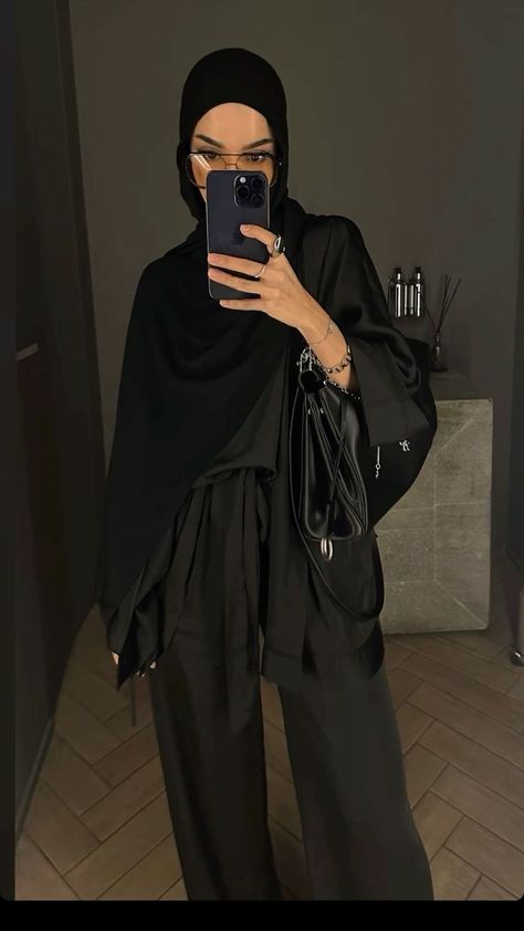 Hijabi Abaya Outfits, Black Hijabi Outfits, All Black Hijab Outfit, Vintage Hijab Outfit, Hijabi Abaya, Black Hijab Outfit, Modest Hijabi Outfits, Hijabi Mode, Modest Outfits Muslim