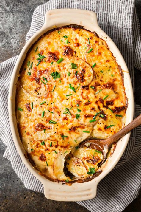 Garlic Parmesan Scalloped Potatoes Thanksgiving Casserole Recipes, Easter Side Dishes Recipes, Best Scalloped Potatoes, Healthy Thanksgiving Sides, Easter Sides, Thanksgiving Side Dishes Healthy, Thanksgiving Casserole, Cheesy Scalloped Potatoes, Thanksgiving Side Dishes Easy