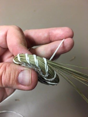 Pine Straw Baskets, Raffia Crafts, Pine Needle Crafts, Beach Crafts Diy, Basket Weaving Diy, Natural Baskets, Old Candles, Pine Needle Baskets, Basket Crafts