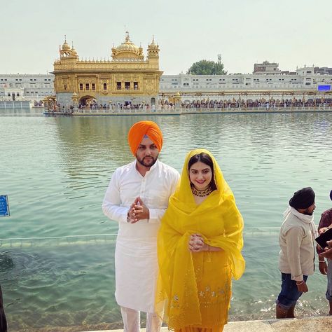 Gurudwara Couple, Temple Poses, Bangla Sahib, Amrita Rao, Golden Temple Amritsar, Romantic Videos, Couple Dpz, Punjabi Couple, Wedding Photoshoot Poses