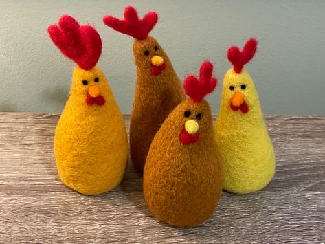 These colourful, cute and cartoony Easter chicken decorations are simple to make.
Made of carded wool and felted together using a felting needle. A great project for beginners. Chickens Cute, Easter Chickens, Felt Easter Crafts, Needle Felted Easter, Easter Magic, Needle Felting Tutorial, Felting Diy, Easter Chicken, Needle Felting Ideas