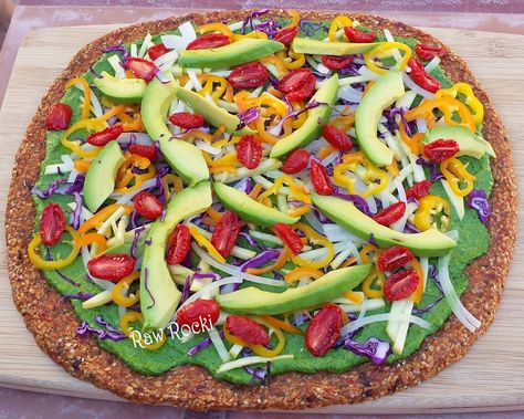 Basil Pesto Pizza Recipe, Vegan Pizza Crust Recipe, Raw Vegan Pizza, Pizza With Spinach, Raw Vegan Recipes Easy, Raw Vegan Dinners, Raw Meals, Spinach Basil Pesto, Pesto Pizza Recipe