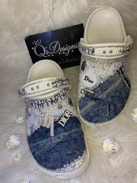 Bedazzled Shoes Diy, Pink Crocs, Boots Diy, Crocs Sandals, Bedazzled Shoes, Bling Sandals, Bling Converse, Diy Sandals, Bling Ideas