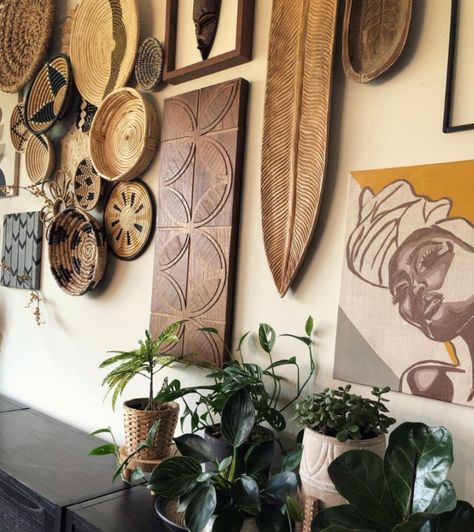 Reflektion Design - ATL on Instagram: “From your table to the walls.⠀⠀⠀⠀⠀⠀⠀⠀⠀ °⠀⠀⠀⠀⠀⠀⠀⠀⠀ Our handwoven baskets from Rwanda and Uganda or Bolga baskets from Ghana are functional…” How To Decorate With Baskets, Basket Gallery Wall, African Interiors, Decorate With Baskets, Gallery Wall Ideas, Handwoven Baskets, African Interior, African Basket, Bolga Basket