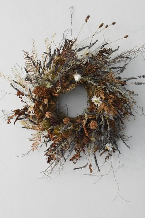 Foraged Bracken: Autumn's Most Beguiling Floral Design Element - Gardenista Dried Floral Wreaths, Dried Wreath, Fall Decor Inspiration, Dried Flower Wreaths, Seasonal Wreaths, Dried Floral, Autumn Wreaths, Dried Flower Arrangements, Fall Diy