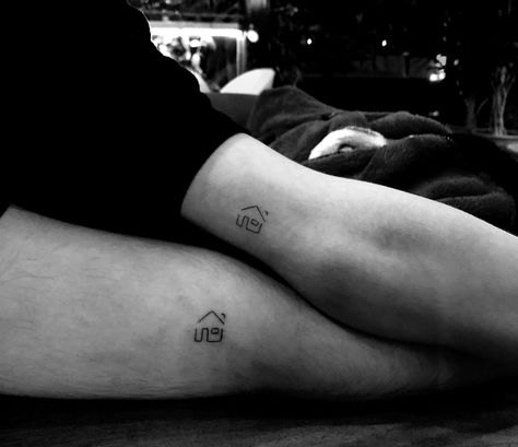 Couple Minimal Tattoo Ideas, Couple Set Tattoo, Set Tattoo Couple Minimal, Couple Minimal Tattoo, Minimalistic Couple Tattoo, Minimal Couple Tattoo Ideas, Minimal Tattoo Couple, Couple Simple Tattoos, Minimalist Matching Tattoos Couple