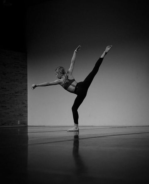 Aesthetic Dance Photos, Dancer Lifestyle Aesthetic, Modern Dance Aesthetic, Contemporary Dance Photography, Modern Dance Photography, Black And White Dance, Dance Motivation, Dancer Lifestyle, Dance Aesthetic