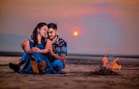 Cute Lovers Wallpaper Couple, Beach Stills, Pre Wedding Photoshoot Beach, Sibling Photography Poses, Pre Wedding Photoshoot Props, Indian Bride Photography Poses, Pre Wedding Photoshoot Outfit, Wedding Photoshoot Props, Pre Wedding Photoshoot Outdoor