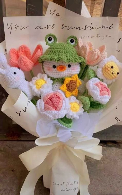 Bouquet Crochet, Diy Bouquet Wrap, Flower Bouquet Diy, Diy Gift Set, Crochet Bouquet, Pola Amigurumi, Crochet Keychain Pattern, Crochet Business, Crochet Design Pattern