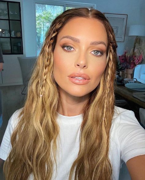 FASHION | BEAUTY | INSPO on Instagram: “Trend alert: summer braids 💕 yes or no?” Caroline Receveur Hair, Wavy Hair With Braid, Long Messy Hair, Messy Wavy Hair, Embrace Messy Hair, Wavy Hair Overnight, Bridal Hair Down, Summer Braids, Summer Campaign