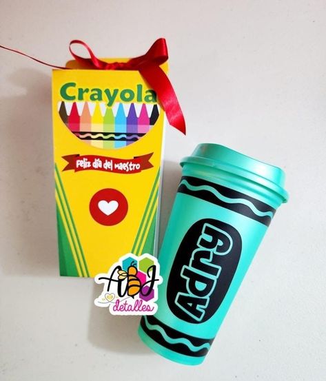 Vaso crayola con nombre y cajita Vaso Crayola, Starbucks Autumn, Vynil Ideas, Teacher Projects, End Of School Year, Creative Labs, End Of School, School Crafts, Cricut Projects