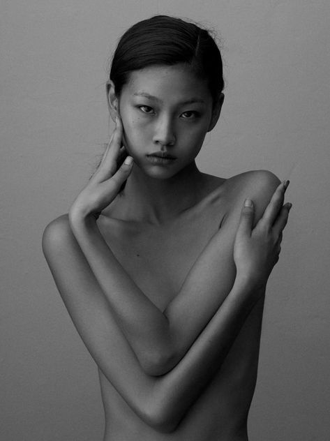 Hand Placement, Jung Hoyeon, Hoyeon Jung, Studio Portrait Photography, Fashion Model Poses, Studio Photography Poses, Elite Model Management, 사진 촬영 포즈, Figure Photography