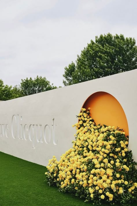 elegant white wall filled with Veuve Clicquot and flowers. Polo Elite, Veuve Clicquot Polo Classic, Event Entrance, Equestrian Events, Step And Repeat, Rustic Wooden Table, Event Backdrop, Open Sky, Gold Theme