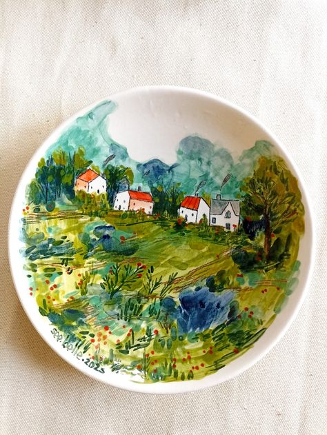 Underglaze Ceramics Ideas, Detailed Pottery Painting, Pottery Painting Landscape, Painted Ceramic Plate, Ceramic Platter Painting Ideas, Clay Painting Ideas Plates, Pottery Plate Painting, Hand Painted Pottery Plates, Ceramics Ideas Pottery Painting