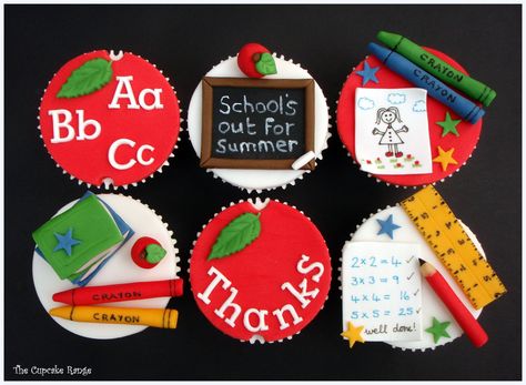 School's out for Summer end of term cupcakes for the teacher End Of School Cupcakes, Teacher Cupcakes, School Cupcakes, Teacher Cakes, Teacher Holiday Gifts, Realistic Cakes, School Cake, Fondant Cupcake Toppers, Beautiful Cupcakes