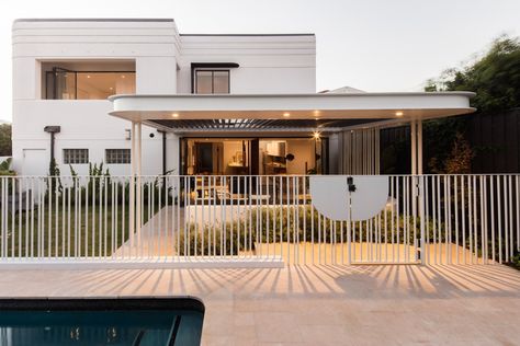 A Heritage Art Deco House in Australia Gets a Modern Update - Dwell 1950s Houses, House In Australia, Art Deco Exterior, Art Deco Houses, Exterior Updates, Arte Art Deco, Art Deco Homes, Car Ports, Art Deco House