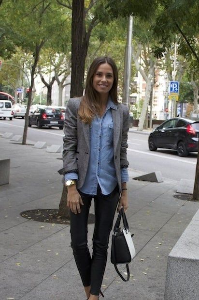 Lista para esa reunión de trabajo: camisa de denim, blazer gris, leggings tipo cuero y un buen bolso. Outfit Con Blazer Gris Casual, Outfit Saco Gris, Gray Blazer Outfit Women, Grey Blazer Outfit, Look Working Girl, Summer Office Outfits, Looks Jeans, Blazer Outfits For Women, Ladies Day Dresses