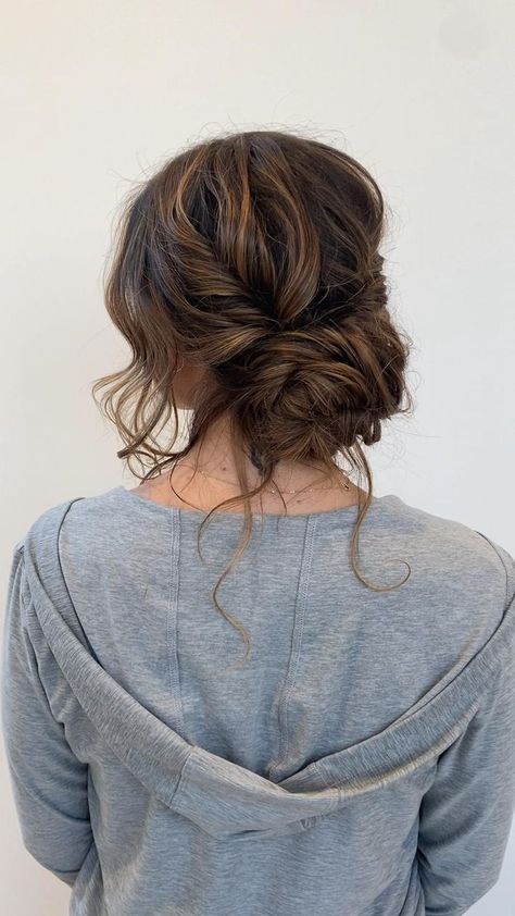 Boho Bridal Updo, Bridemaids Hairstyles, Bridesmaid Updo, Loose Updo, Wedding Hair Up, Hoco Hair Ideas Updo Hairstyle, Hoco Hairstyles, Up Dos For Medium Hair, Hair Hoco