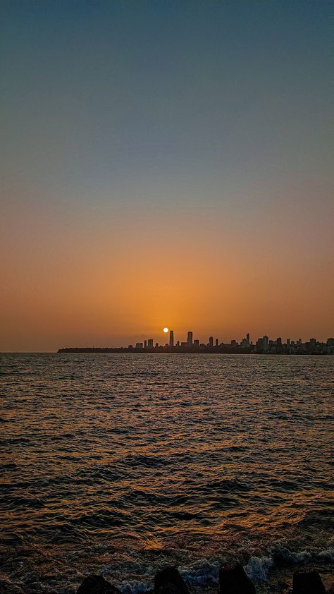 Sky Snap, Marine Drive Mumbai, Mumbai Travel, Marine Drive, Delhi Travel, City Life Photography, Beer Photos, Boy Blurred Pic, Dark Art Photography