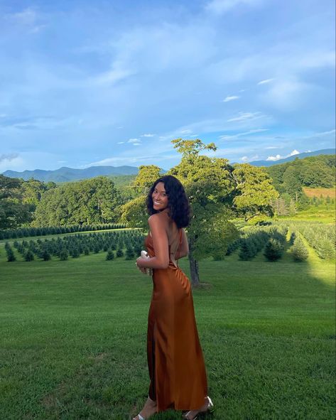 Fall Winery Photoshoot, Wedding Guest Photoshoot, Wedding Guest Pictures Friends, Wedding Poses Guest, Wedding Guest Instagram Photos, Wedding Guest Picture Ideas, Wine Farm Outfit, Classy Fall Dresses, Winery Wedding Guest Dress