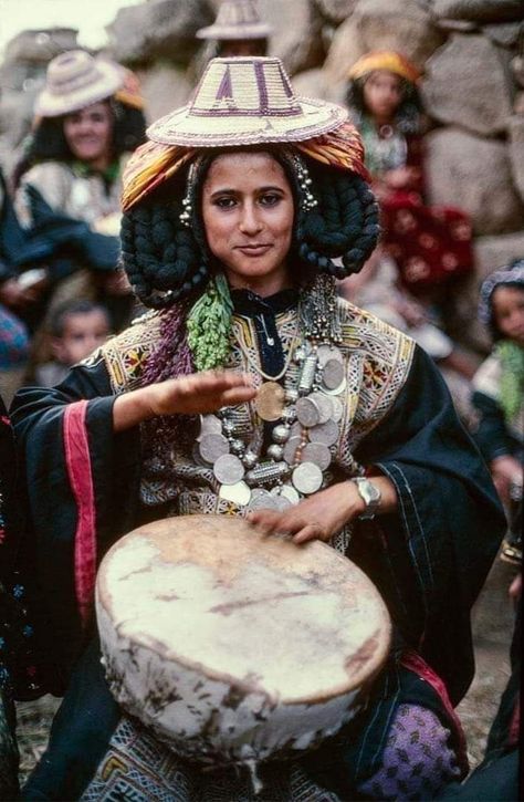 Yemen Clothes, Yemeni Culture, Yemeni Clothes, Yemeni People, Arabic Clothing, Indian Bride Outfits, Ethereal Aesthetic, Traditional Music, Arabian Nights